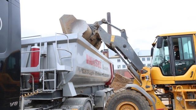 Volvo L 70 F Radlader belädt MAN TGS und Mercedes Actros Sattelzüge (HD) смотреть онлайн