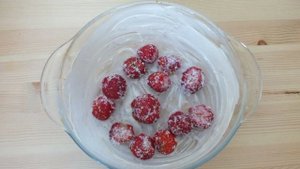 Заливной пирог с клубникой