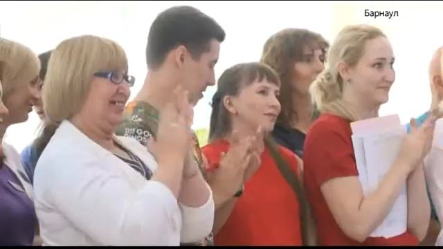 Троим медикам из «ДАРа» сегодня вручили ключи от квартир смотреть онлайн