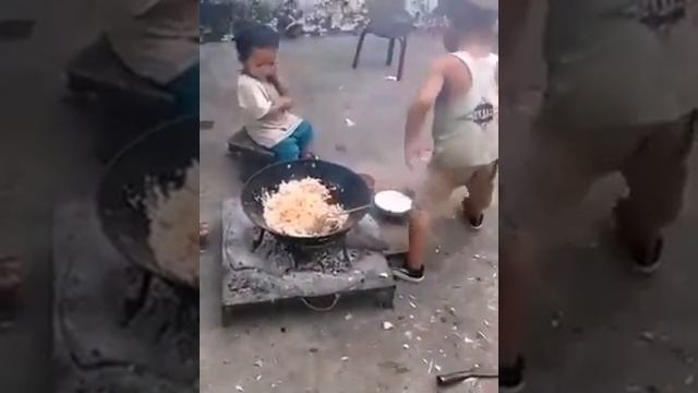 4летний малыш готовит еду для брата