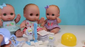 Куклы Пупсики открывают Новогодние Киндер Сюрпризы на Новый Год/ Зырики ТВ