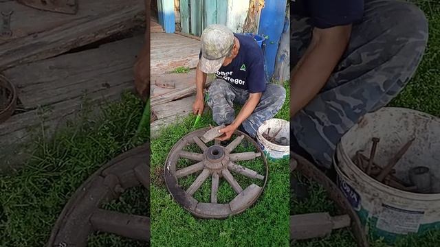 Дед ремонтирует деревянное колесо конной телеги. а вы когда нибудь видели такое колесо? смотреть онлайн