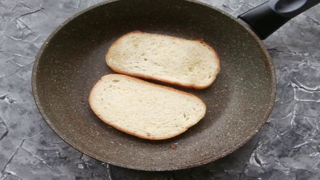 Гренки с сыром и шпротами