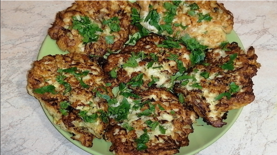 Оладьи с курицей, кабачком и овсяными хлопьями