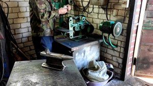 Шикарная наковальня из ржавого рельса.