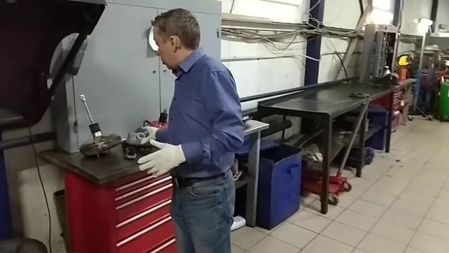 Тормозная жидкость в вакуумном усилителе тормозов смотреть онлайн