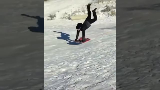 Катание на санках. Ужасное падение лицом в снег. Новинка.