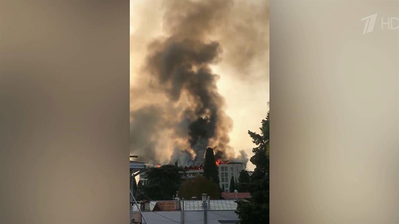Что горит в крыму сегодня. Пожар в ялте. Горящий санаторий. Пожар в алуште. Пожар в крыму сейчас на горе.