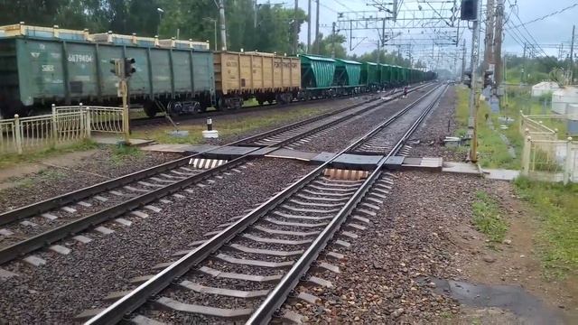 ВЛ10У-737 с грузовым поездом следует с Поварово 1 на Поварово 3.