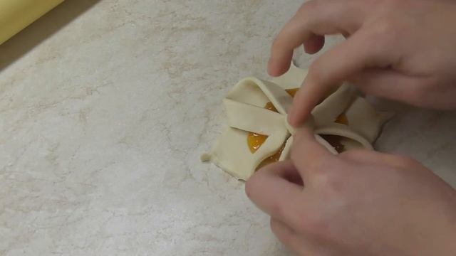 Как завернуть слоёное тесто с начинкой - 7 вариантов смотреть онлайн