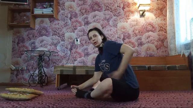 Растяжка на поперечный шпагат.