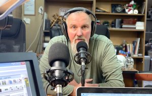 Как Алексеич был в розыске за хранение оружия.