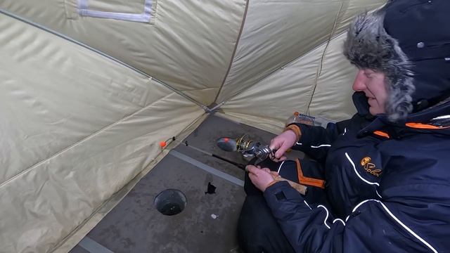 НОЧНАЯ ЗИМНЯЯ МОРСКАЯ РЫБАЛКА СО ЛЬДА В БАРЕНЦЕВОМ МОРЕ / NIGHT WINTER SEA FISHING
