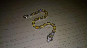 Змейка с радужными опалами из серебра.