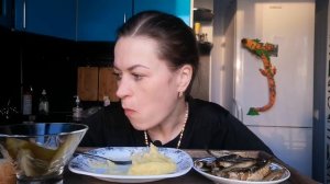 МУКБАНГ ПЮРЕ, КОЛБАСА ЖАРЕНАЯ, ШПРОТЫ/MUKBANG HALK FAMILY ЕДА