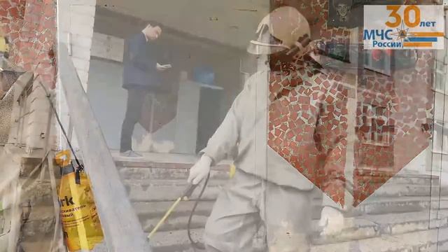 Безопасный ЕГЭ_ сотрудники МЧС проводят дезинфекцию школ