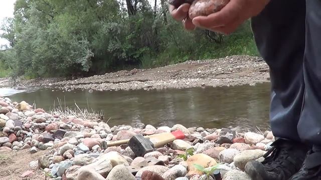 28 Кувалдой и молотком разбиваем речные камни 6 смотреть онлайн