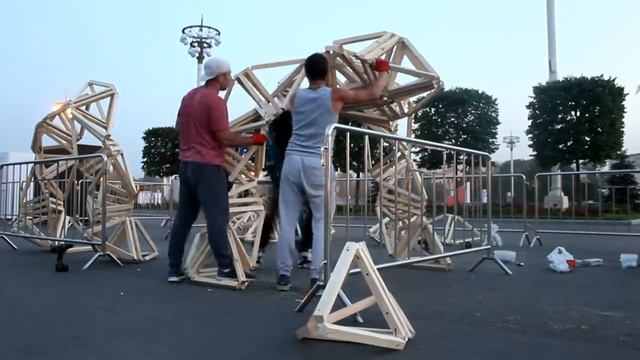 БЕЛЫЙ МЕДВЕДЬ И РОЗОВЫЙ КРЫЛАТЫЙ ЕДИНОРОГ/ДЕНЬ ГОРОДА НА ВДНХ_2018 смотреть онлайн