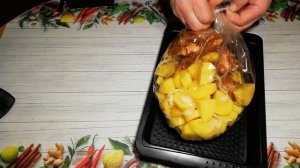 Свиные рёбрышки с картошкой в рукаве, запечённая в духовке.