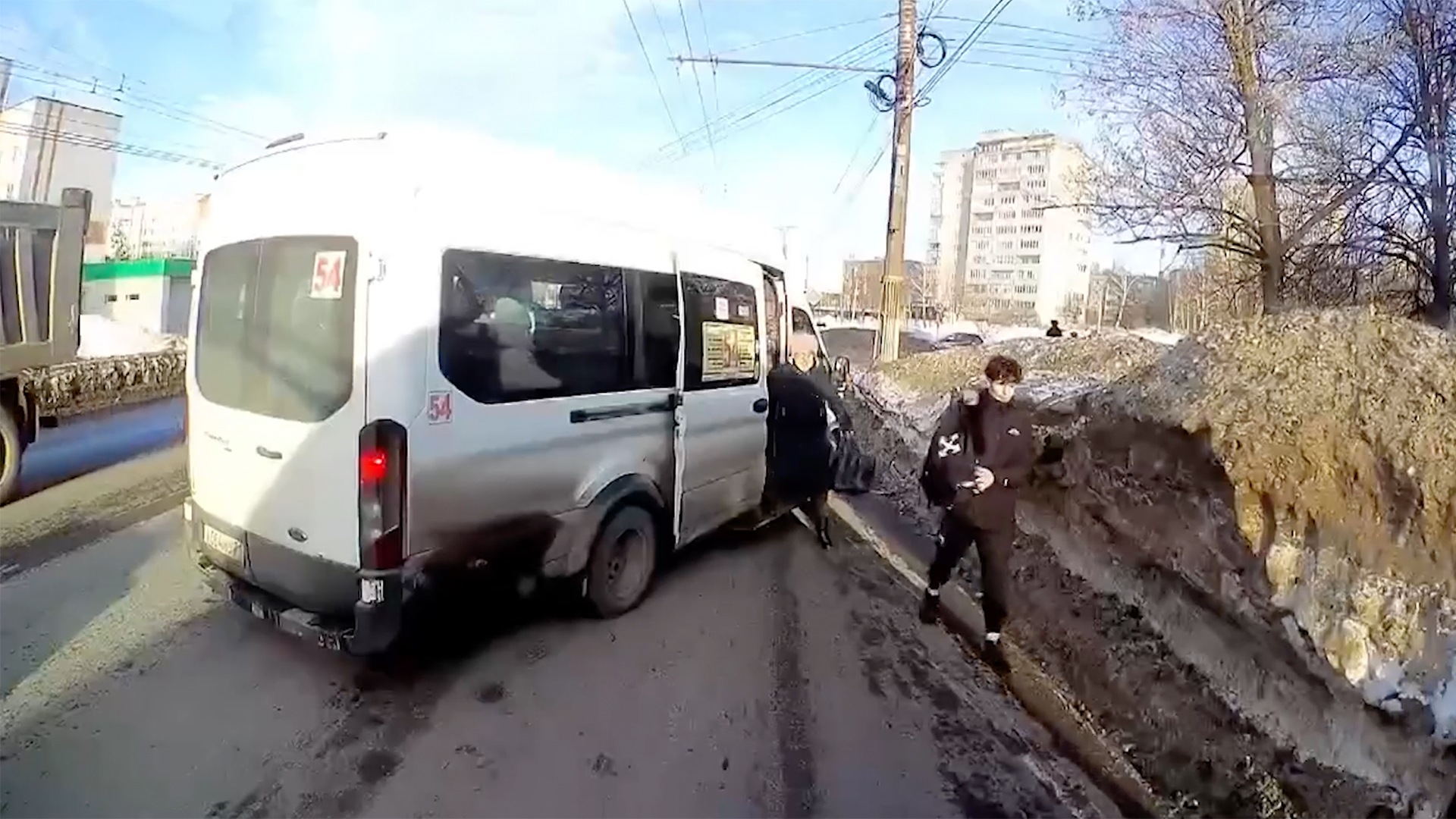 В Чебоксарах орудует хитрый и жадный до денег маршрутчик. Шлагбаум смотреть онлайн