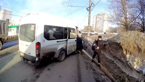 В Чебоксарах орудует хитрый и жадный до денег маршрутчик. Шлагбаум