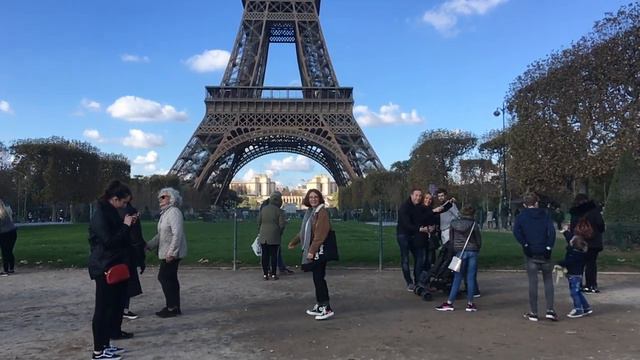 Эйфелева башня, вид с Марсового поля, осень 2018 смотреть онлайн