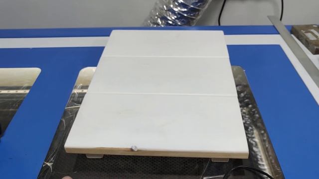 Лазерная Гравировка стекла и раскрой кожи. ОБЩИМ ПЛАНОМ. смотреть онлайн