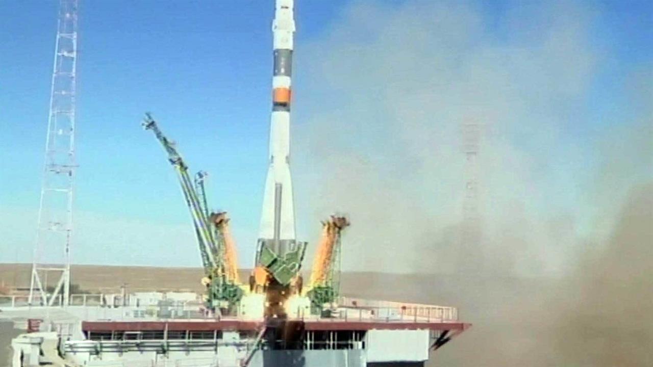 На Байконуре идет подготовка к старту пилотируемого "Союза"