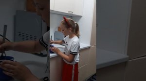 делаем коктейли из молока и из клубники и малины и сахара