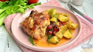 Овощное гарнир годится в пир. С курицей.
КУРИЦА С ПОМИДОРАМИ, КАБАЧКАМИ И СЕЛЬДЕРЕЕМ