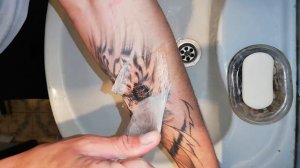 Снятие  заживляюший пленки после татуировки