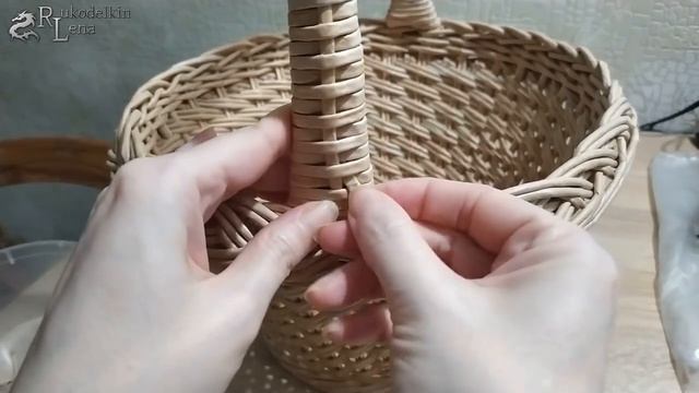 Красивая крепкая ручка для корзины из газетных трубочек