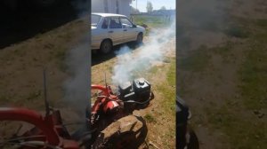 Мотоблок салют дымит очень?