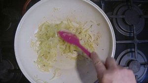 Капуста квашеная и капуста свежая тушеные с сухими белыми грибами. Вкусное вегетарианское блюдо.