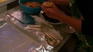 Курица (голень) фаршированная грибами и приготовленная в духовке. Видео рецепты от Борисовны.