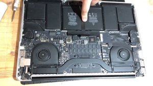 Сразу после загрузки Mac OS перестаёт работать Клавиатура и трекпад MacBook Pro 15” Early 2015 A139