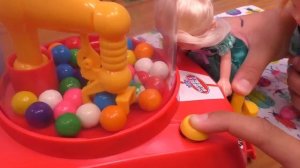 Gumball machine ! Elsa and Anna toddlers visit Benjamin - Barbie