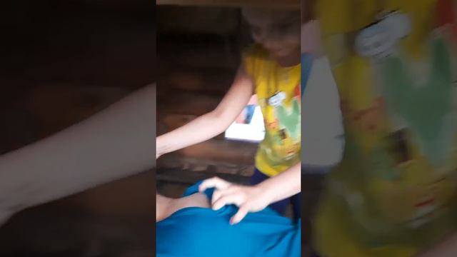 Максим и Алёна играют в массажиста. Санаторий Жемчужина Урала, июль 2022