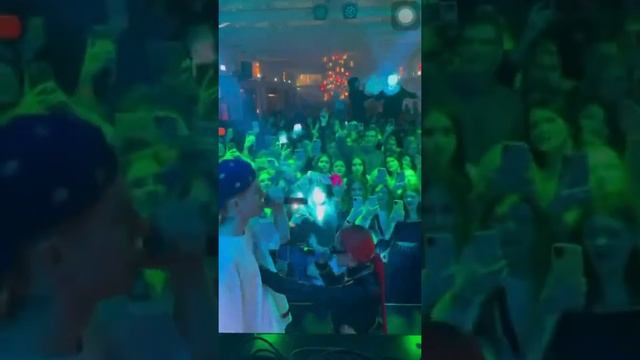 Инстасамка облапала Олега прямо на сцене смотреть онлайн