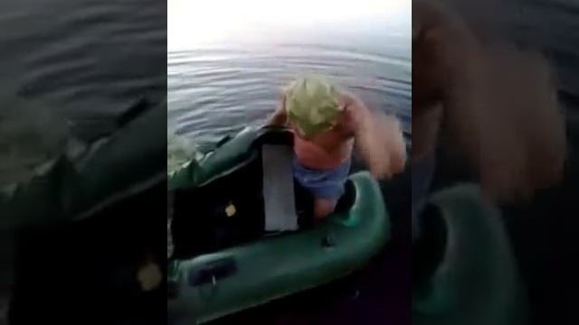 Лодка без дна , они как то плывут на ней . Что за наркомание смотреть онлайн