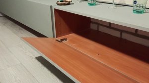 полка под телевизором из старого пенала для посуды