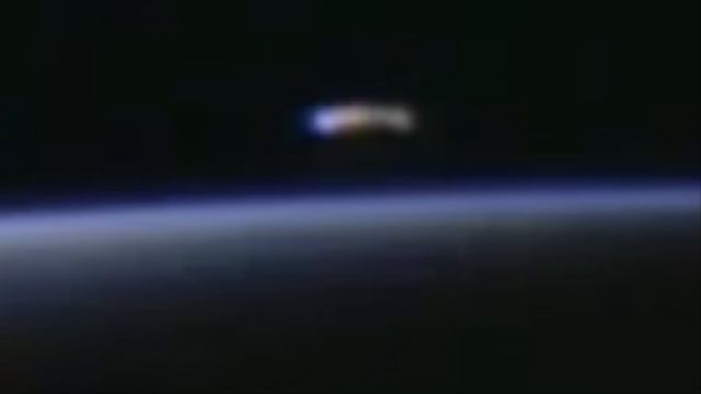 Mysterious UFO Spotted above Earth’s Surface on NASA Live Stream (ISS) - FindingUFO смотреть онлайн