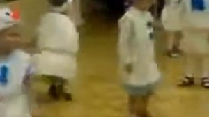 Прикольный снеговик. Новогодний детский утренник. Ребенок в костюме снеговика отжигает.