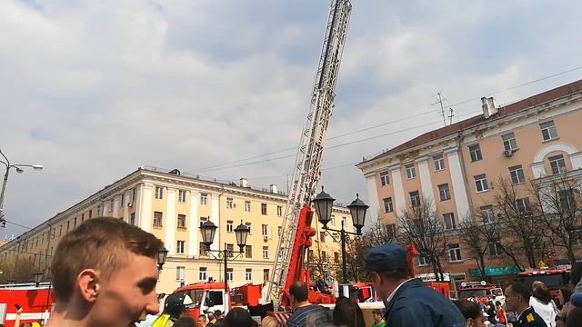 Танец пожарных лестниц на День пожарной охраны в Калуге (27 апреля 2019 года) смотреть онлайн