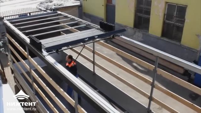 Сдвижная крыша мешком на полуприцепе