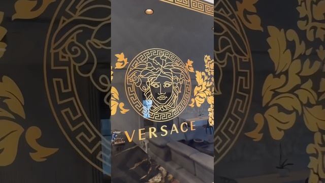 Черный стеклянный фартук на кухню Versace. Лучшее украшение и защита стены #ремонт #кухня #израиль