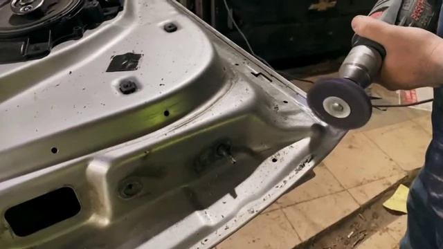 Покраска кузова на Chrysler 300C. Серебро. Ремонт порога, обработка кислотным грунтом.