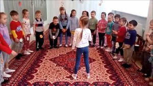 Игра "Веселый дирижер" (с шумовыми инструментами)