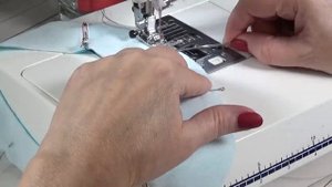 Как сшить обтачку горловины. Необычный способ обработки обтачки. Швейный советник.