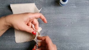 Текстильный клей для обработки срезов тканей.